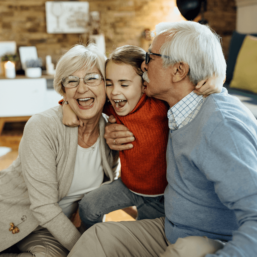 Szczęśliwi dziadkowie z wnuczką